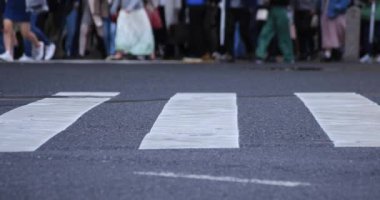 Yağmurlu bir günde yürüyen insanların bacakları. Shibuya ilçesi Tokyo Japonya - 04.30.2019 : Tokyo şehrinin merkezidir. kamera : Canon Eos 5d mark4