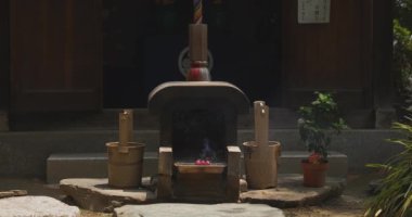 Geleneksel tapınak gündüz tütsü yakma. Minato ilçesi Tokyo Japonya - 07.25.2019 : Geleneksel türbede eski bir heykeldir.