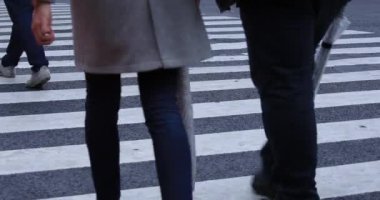 Yağmurlu bir günde yürüyen insanların bacakları. Shibuya ilçesi Tokyo Japonya - 04.30.2019 : Tokyo şehrinin merkezidir. kamera : Canon Eos 5d mark4