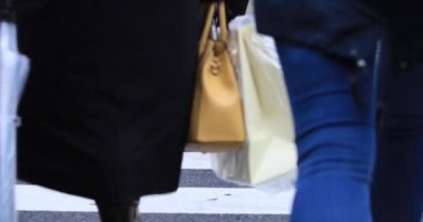 Yağmurlu bir günde yürüyen insanların bacakları. Shibuya ilçesi Tokyo Japonya - 04.30.2019 : Tokyo şehrinin merkezidir. kamera : Canon Eos 5d mark4