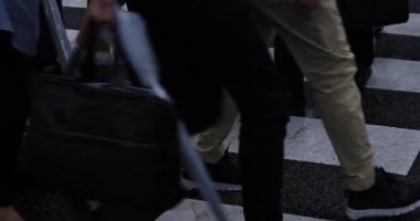 Yağmurlu bir günde yürüyen insanların bacakları. Shibuya ilçesi Tokyo Japonya - 04.30.2019 : Tokyo şehrinin merkezidir. kamera : Canon Eos 5d mark4