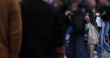 Yağmurlu bir günde yürüyen insanların bacakları. Shibuya ilçesi Tokyo Japonya - 04.30.2019 : Tokyo şehrinin merkezidir. kamera : Canon Eos 5d mark4