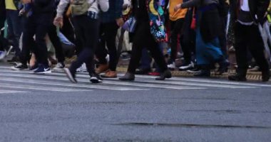 Yağmurlu bir günde yürüyen insanların bacakları. Shibuya ilçesi Tokyo Japonya - 04.30.2019 : Tokyo şehrinin merkezidir. kamera : Canon Eos 5d mark4