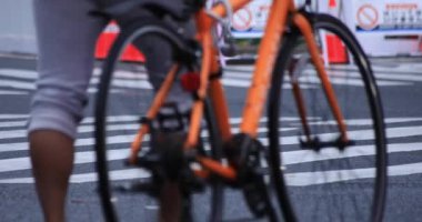 Yağmurlu bir günde yürüyen insanların bacakları. Shibuya ilçesi Tokyo Japonya - 04.30.2019 : Tokyo şehrinin merkezidir. kamera : Canon Eos 5d mark4