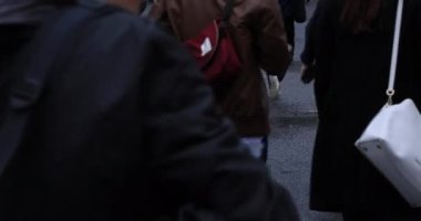 Yağmurlu bir günde yürüyen insanların bacakları. Shibuya ilçesi Tokyo Japonya - 04.30.2019 : Tokyo şehrinin merkezidir. kamera : Canon Eos 5d mark4