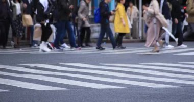 Yağmurlu bir günde yürüyen insanların bacakları. Shibuya ilçesi Tokyo Japonya - 04.30.2019 : Tokyo şehrinin merkezidir. kamera : Canon Eos 5d mark4