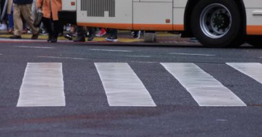 Yağmurlu bir günde yürüyen insanların bacakları. Shibuya ilçesi Tokyo Japonya - 04.30.2019 : Tokyo şehrinin merkezidir. kamera : Canon Eos 5d mark4