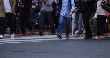 Yağmurlu bir günde yürüyen insanların bacakları. Shibuya ilçesi Tokyo Japonya - 04.30.2019 : Tokyo şehrinin merkezidir. kamera : Canon Eos 5d mark4
