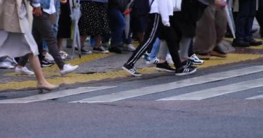 Yağmurlu bir günde yürüyen insanların bacakları. Shibuya ilçesi Tokyo Japonya - 04.30.2019 : Tokyo şehrinin merkezidir. kamera : Canon Eos 5d mark4