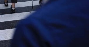 Yağmurlu bir günde yürüyen insanların bacakları. Shibuya ilçesi Tokyo Japonya - 04.30.2019 : Tokyo şehrinin merkezidir. kamera : Canon Eos 5d mark4