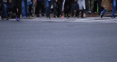 Yağmurlu bir günde yürüyen insanların bacakları. Shibuya ilçesi Tokyo Japonya - 04.30.2019 : Tokyo şehrinin merkezidir. kamera : Canon Eos 5d mark4