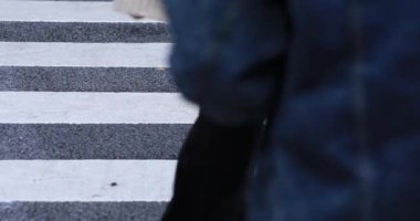 Yağmurlu bir günde yürüyen insanların bacakları. Shibuya ilçesi Tokyo Japonya - 04.30.2019 : Tokyo şehrinin merkezidir. kamera : Canon Eos 5d mark4