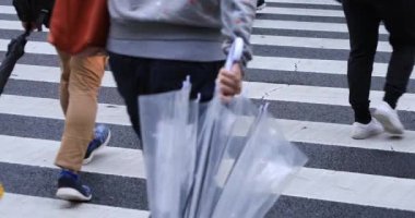 Yağmurlu bir günde yürüyen insanların bacakları. Shibuya ilçesi Tokyo Japonya - 04.30.2019 : Tokyo şehrinin merkezidir. kamera : Canon Eos 5d mark4