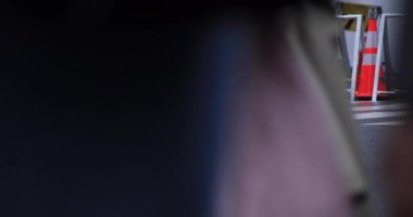 Yağmurlu bir günde yürüyen insanların bacakları. Shibuya ilçesi Tokyo Japonya - 04.30.2019 : Tokyo şehrinin merkezidir. kamera : Canon Eos 5d mark4