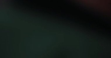 Yağmurlu bir günde yürüyen insanların bacakları. Shibuya ilçesi Tokyo Japonya - 04.30.2019 : Tokyo şehrinin merkezidir. kamera : Canon Eos 5d mark4