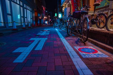 Tokyo şehir merkezinde neon bir şehir manzarası. Yüksek kalite fotoğraf. Nerima bölgesi Nerima Tokyo Japonya 10.28.2022. Sokak metin durağındaki çeviri.