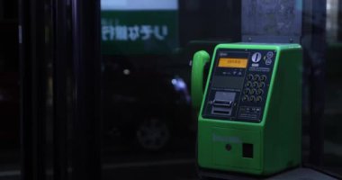 Tokyo şehir merkezinde bir neon şehir manzarası. Yüksek kalite 4K görüntü. Nerima bölgesi Nerima Tokyo Japonya 10.28.2022. Sadece ev içi kullanım için telefon izleme metnindeki çeviri.