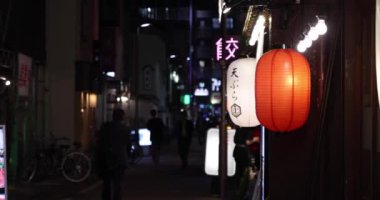 Tokyo şehir merkezinde bir neon şehir manzarası. Yüksek kalite 4K görüntü. Nerima bölgesi Nerima Tokyo Japonya 10.28.2022. Kağıt fener üzerindeki çeviri Tempra metni.