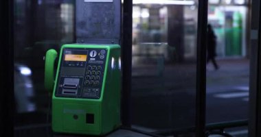 Tokyo şehir merkezinde bir neon şehir manzarası. Yüksek kalite 4K görüntü. Nerima bölgesi Nerima Tokyo Japonya 10.28.2022. Sadece ev içi kullanım için telefon izleme metnindeki çeviri.