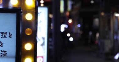 Tokyo şehir merkezinde bir neon şehir manzarası. Yüksek kalite 4K görüntü. Nerima Bölgesi Nerima Tokyo Japonya 10.28.2022. 