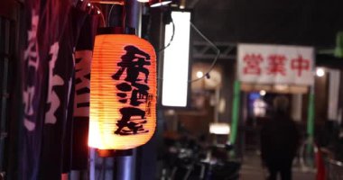 Tokyo şehir merkezinde bir neon şehir manzarası. Yüksek kalite 4K görüntü. Nerima bölgesi Nerima Tokyo Japonya 10.28.2022. Kağıt fener metin barına çeviri.