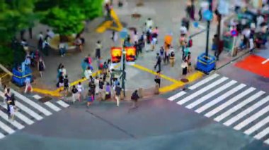 Tokyo 'daki kavşağın yüksek açılı eğim kaymasının zamanlaması. Shibuya Tokyo Bölgesi - 08.08.2019: Shibuya Tokyo 'da ünlü bir geçittir..