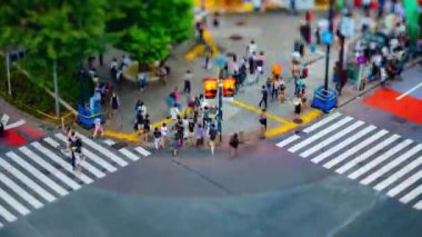Tokyo 'daki kavşağın yüksek açılı eğim eğiminin zamanlaması. Shibuya Tokyo Bölgesi - 08.08.2019: Shibuya Tokyo 'da ünlü bir geçittir..