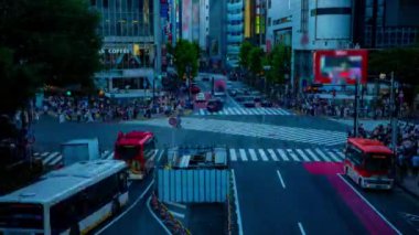Geçiş geniş çekim bir günbatımı timelapse. Shibuya bölgesi Tokyo Japonya - 08.08.2019 : Shibuya Tokyo'da ünlü bir geçiş.