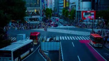 Çapraz atışın günbatımı vuruşu. Shibuya Tokyo Bölgesi - 08.08.2019: Shibuya Tokyo 'da ünlü bir geçittir..