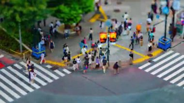 Tokyo 'daki kavşağın yüksek açılı eğim kaymasının zamanlaması. Shibuya Tokyo Bölgesi - 08.08.2019: Shibuya Tokyo 'da ünlü bir geçittir..