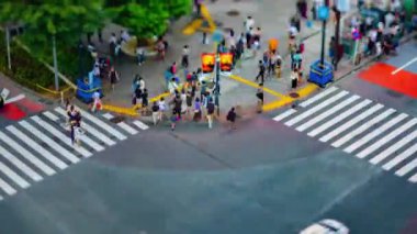 Tokyo 'daki kavşağın yüksek açılı eğim eğiminin zamanlaması. Shibuya Tokyo Bölgesi - 08.08.2019: Shibuya Tokyo 'da ünlü bir geçittir..