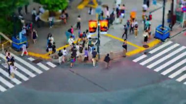 Tokyo 'daki kavşağın yüksek açılı eğim kaydırma zoom' u. Shibuya Tokyo Bölgesi - 08.08.2019: Shibuya Tokyo 'da ünlü bir geçittir..