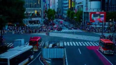 Gün batımında geniş açılı çekim zoom. Shibuya Tokyo Bölgesi - 08.08.2019: Shibuya Tokyo 'da ünlü bir geçittir..