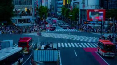 Gün batımında geniş açılı çekimin gösterimi. Shibuya Tokyo Bölgesi - 08.08.2019: Shibuya Tokyo 'da ünlü bir geçittir..