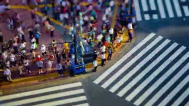 Tokyo 'daki kavşağın yüksek açılı eğim değişiminin zamanlaması. Shibuya Tokyo Bölgesi - 08.08.2019: Shibuya Tokyo 'da ünlü bir geçittir..