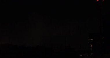 Tokyo 'daki şehir merkezindeki binanın yanındaki havai fişek gösterisi yaz gecesi. Shinjuku bölgesi Jingu Tokyo Japonya - 08.10.2019: Tokyo 'da bir şehir. Kamera: Canon EOS 5D işaret 4