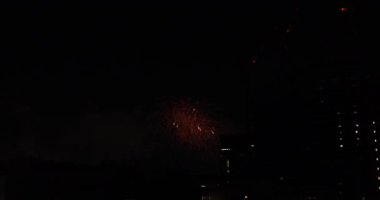 Tokyo 'daki şehir merkezindeki binanın yakınındaki havai fişekler yaz gecesi geniş açıyla çekildi. Shinjuku bölgesi Jingu Tokyo Japonya - 08.10.2019: Tokyo 'da bir şehir. Kamera: Canon EOS 5D işaret 4