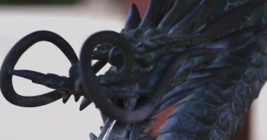 Geleneksel Japon tapınağında el kamerasıyla temizleme kanalı. Ota bölgesi Tokyo Japonya - 08.26.2019: Geleneksel tapınakta Chozuya adı verilen bir arındırma çukuru. Kamera: Canon EOS 5D