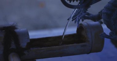 Geleneksel Japon tapınağı izleme çekimlerinde arındırma kanalı. Ota bölgesi Tokyo Japonya - 08.26.2019: Geleneksel tapınakta Chozuya adı verilen bir arındırma çukuru. Kamera: Canon EOS 5D