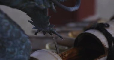 Geleneksel Japon tapınağında el kamerasıyla temizleme kanalı. Ota bölgesi Tokyo Japonya - 08.26.2019: Geleneksel tapınakta Chozuya adı verilen bir arındırma çukuru. Kamera: Canon EOS 5D