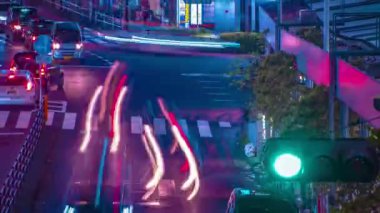 Şehir merkezindeki yüksek açılı neon sokağın gece görüntüsü. Shinjuku bölgesi Tokyo 08.29.2019