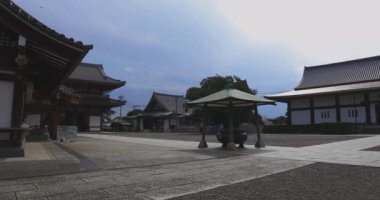 Japon geleneksel tapınak geniş çekim ana tapınak. Ota ilçesi Tokyo Japonya - 02.07.2019 : Geleneksel tapınakta ana tapınak. kamera : Canon Eos 5d mark4