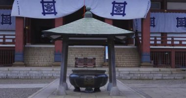 Geleneksel tapınakta tütsü alanı sigara. Ota district Tokyo Japan - 08.26.2019 : kamera : Canon Eos 5d mark4