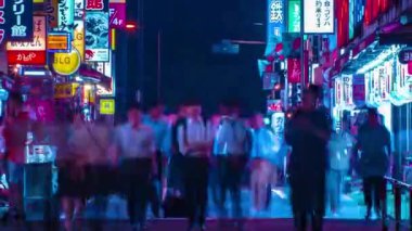 Şehir merkezindeki yüksek açılı neon sokağın gece görüntüsü. Shinjuku bölgesi Tokyo 08.29.2019