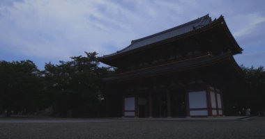 Japon geleneksel tapınak geniş çekim ana tapınak. Ota ilçesi Tokyo Japonya - 02.07.2019 : Geleneksel tapınakta ana tapınak. kamera : Canon Eos 5d mark4