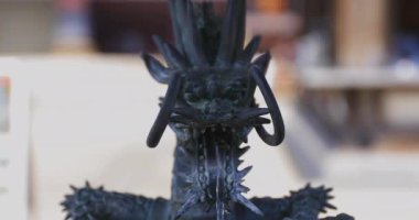 Geleneksel Japon tapınağında el kamerasıyla temizleme kanalı. Ota bölgesi Tokyo Japonya - 08.26.2019: Geleneksel tapınakta Chozuya adı verilen bir arındırma çukuru. Kamera: Canon EOS 5D