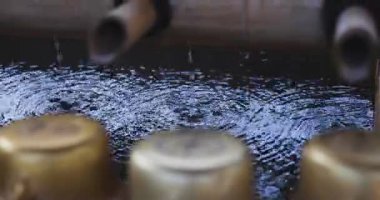 Geleneksel Japon tapınağında arınma kanalı. Ota bölgesi Tokyo Japonya - 08.26.2019: Geleneksel tapınakta Chozuya adı verilen bir arındırma çukuru. Kamera: Canon EOS 5D işaret 4