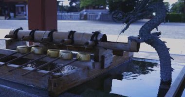 Geleneksel Japon tapınağında el yıkama. Ota bölgesi Tokyo Japonya - 08.26.2019: Geleneksel tapınakta Chozuya adı verilen bir arındırma çukuru. Kamera: Canon EOS 5D