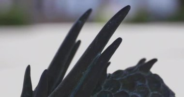 Geleneksel Japon tapınağında el kamerasıyla temizleme kanalı. Ota bölgesi Tokyo Japonya - 08.26.2019: Geleneksel tapınakta Chozuya adı verilen bir arındırma çukuru. Kamera: Canon EOS 5D