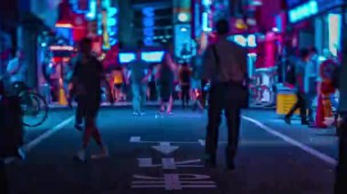 Şehir merkezindeki yüksek açılı neon sokağın gece görüntüsü. Shinjuku bölgesi Tokyo 08.29.2019